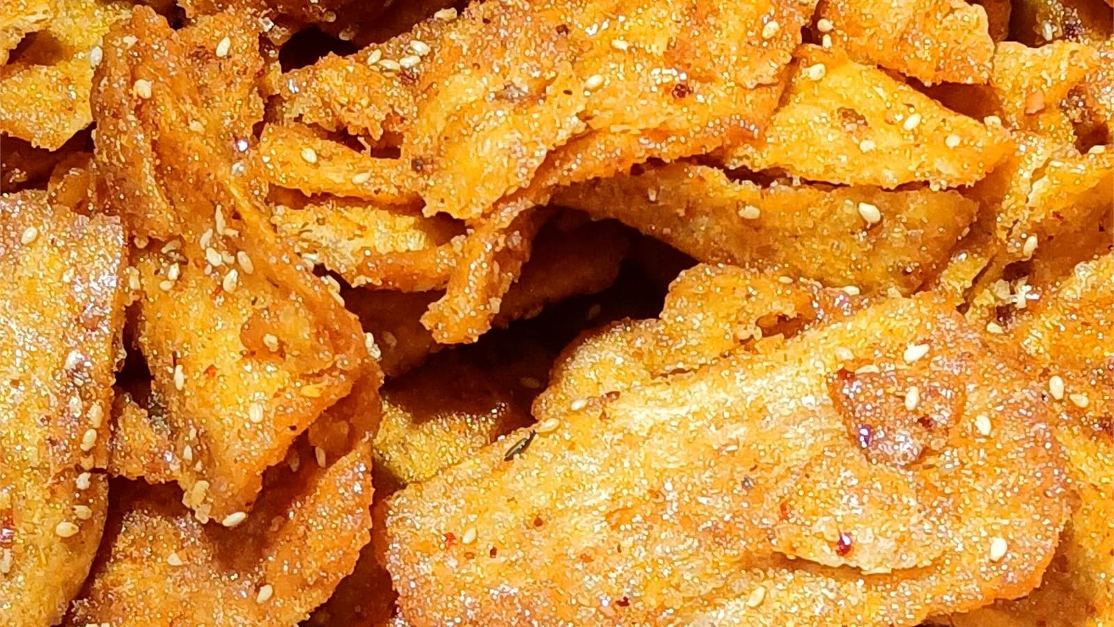 如何按辣度选辣条：不踩雷也不过量下单 正文中段配图：Mid-heat mixed latiao pieces with visible chili oil and sesame