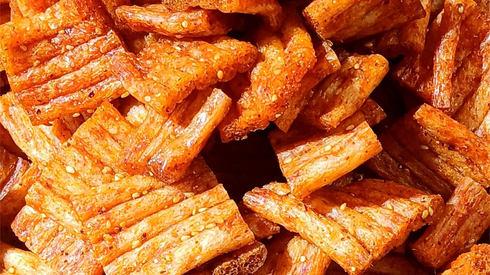 哪种辣条口感更适合你？从嚼感路线来选 正文中段配图：Chunkier latiao pieces showing a denser and thicker bite