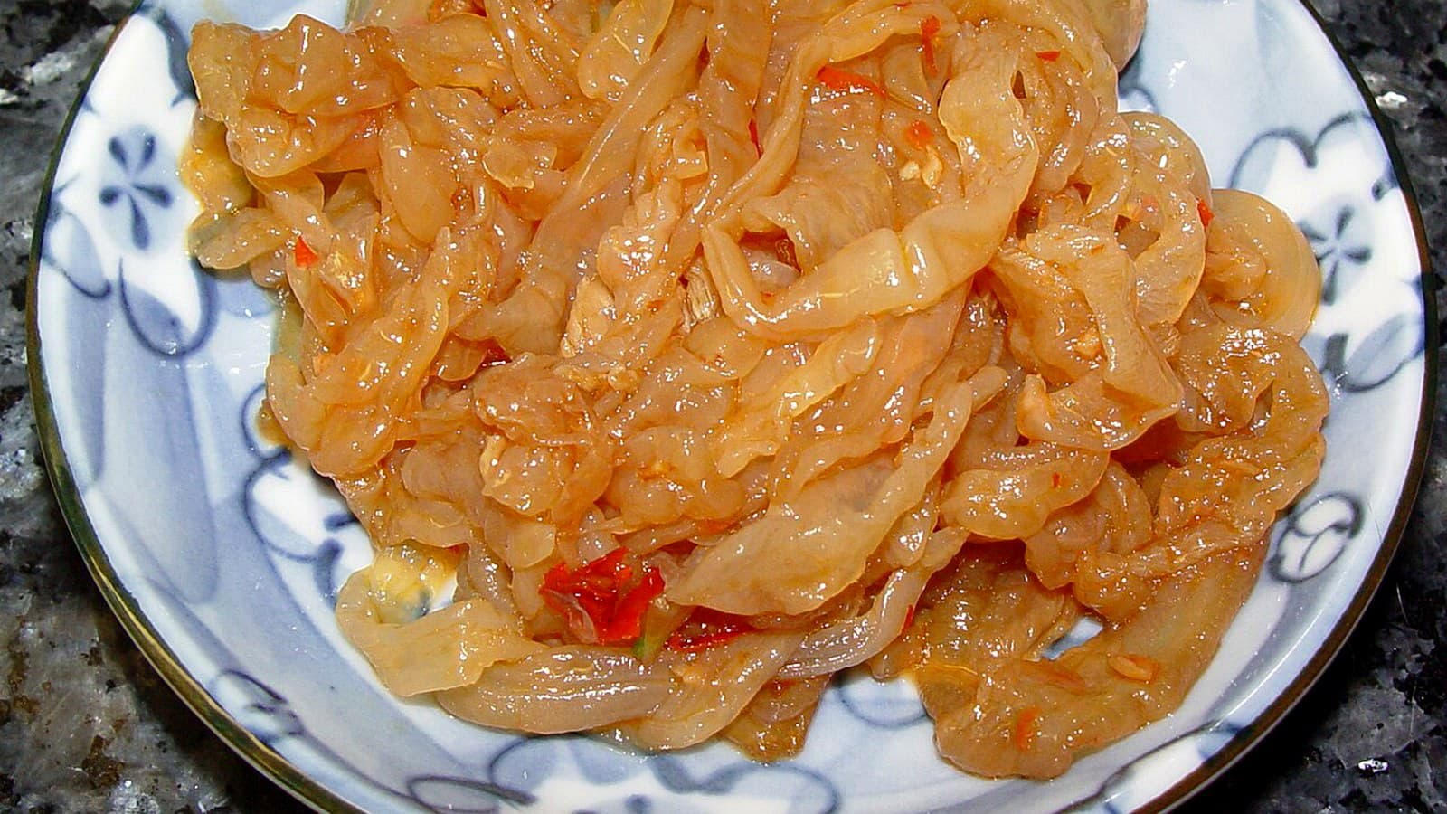 辣条到底有多辣？给新手的辣度指南 正文中段配图：How Spicy Is Latiao? A Beginner Heat Guide mid-article image showing seasoning oil and chili coating cues