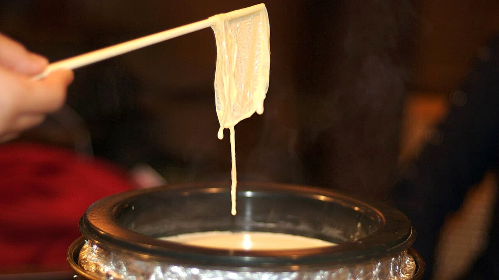 辣条、魔芋和面筋零食有什么区别？ 正文中段配图：Latiao vs Konjac and Gluten Snacks: What Changes? mid-article image showing soy or tofu-skin texture related to bean-based snacks