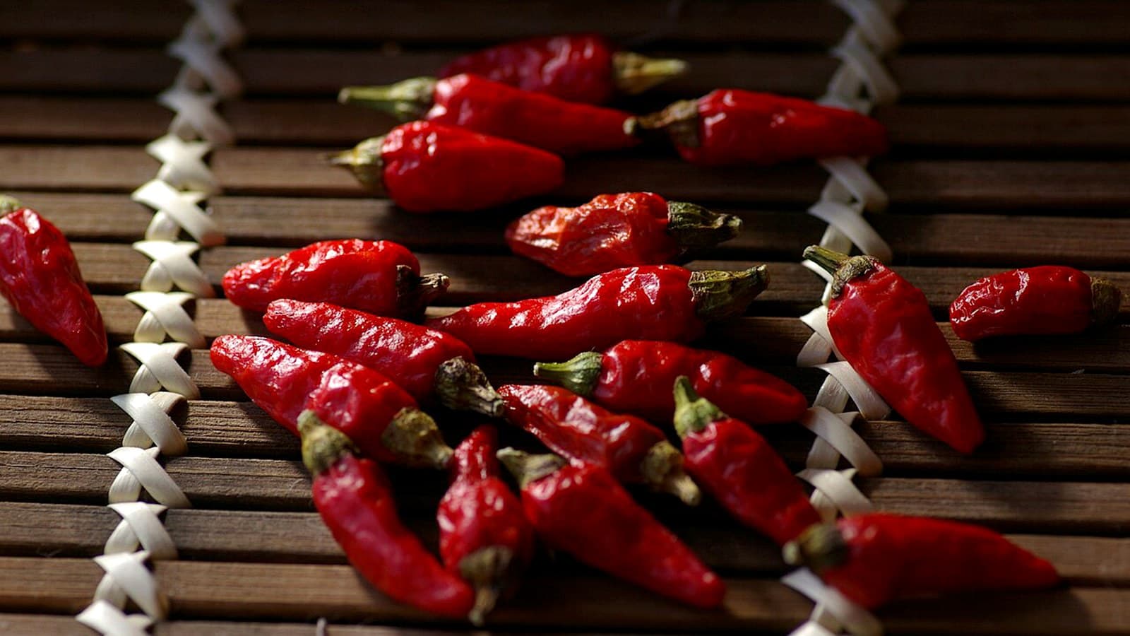 新手第一包：卫龙还是麻辣王子？ 正文中段配图：Weilong vs Mala Prince for First-Time Buyers mid-article image showing chili and heat cues related to spicy strips