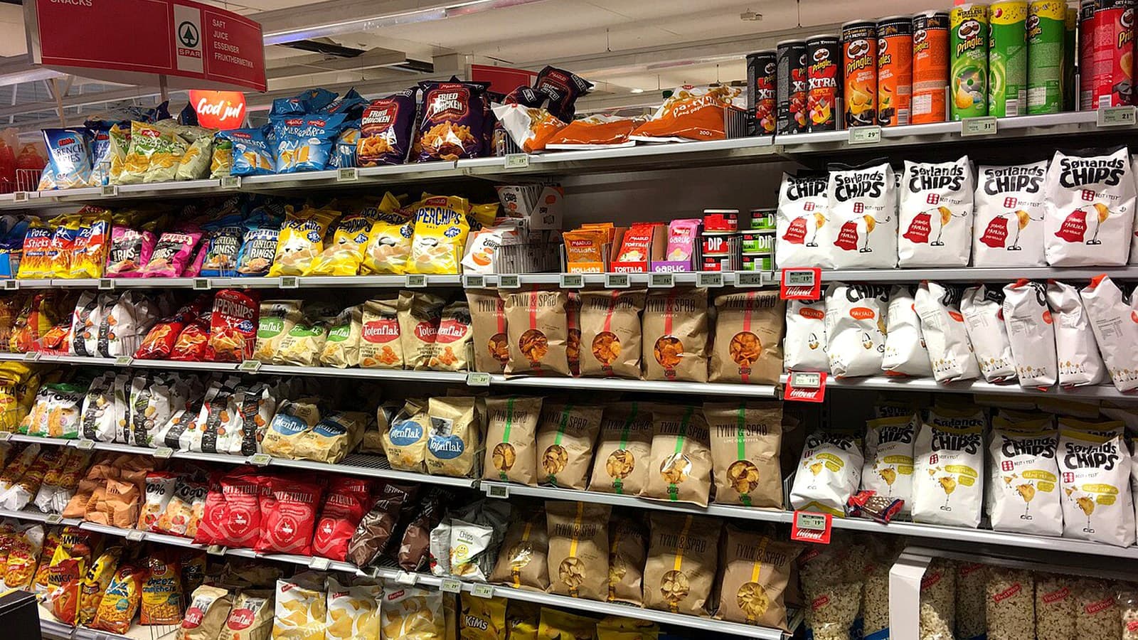 新手第一包：卫龙还是麻辣王子？ 正文后段配图：Weilong vs Mala Prince for First-Time Buyers supporting image showing real retail shelf or packaged snack scene