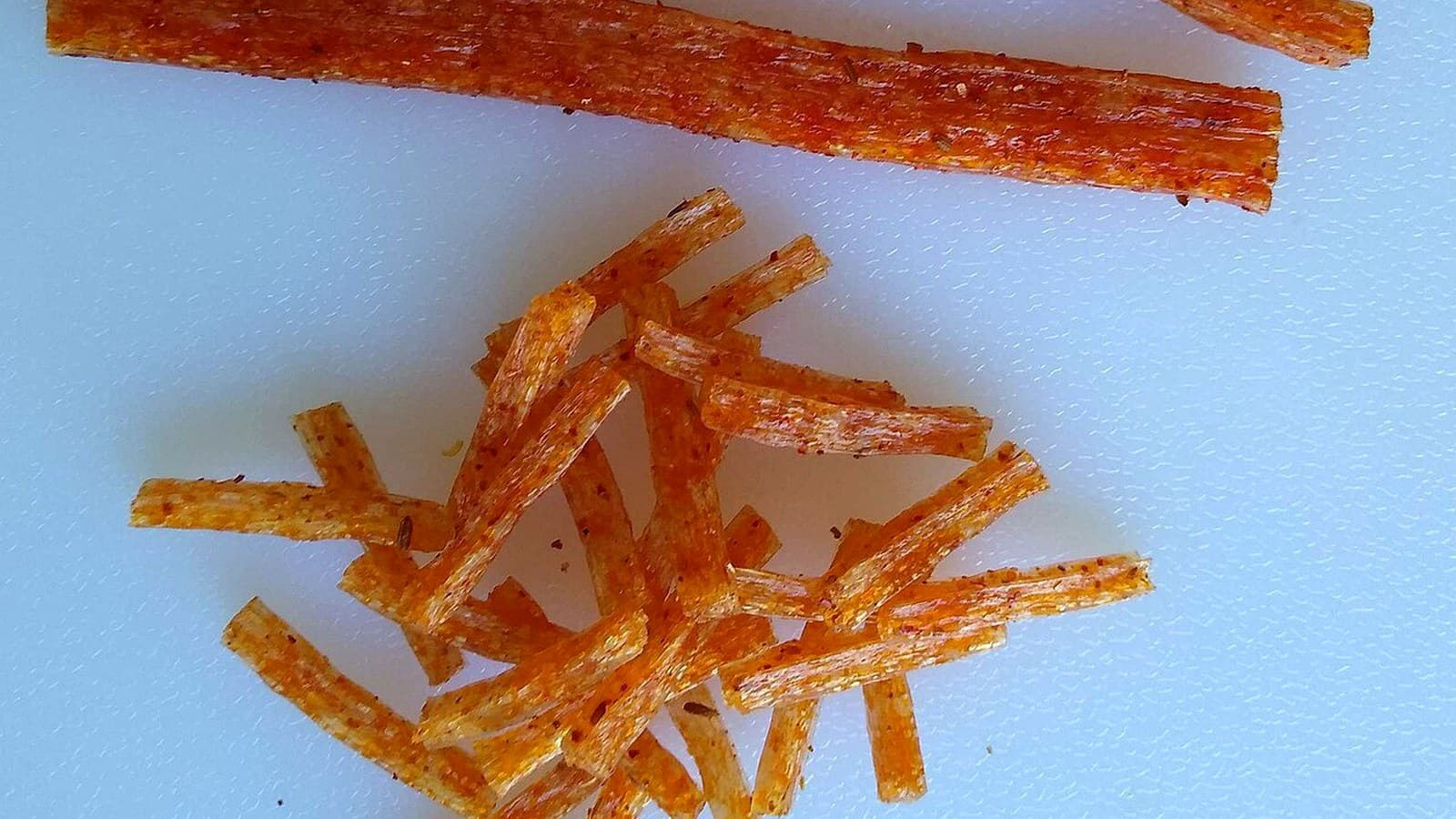 豆类辣条怎么做：大豆路线、豆皮路线与设备产地 正文后段配图：A finished spicy strip sample used to show the bean-route product after seasoning