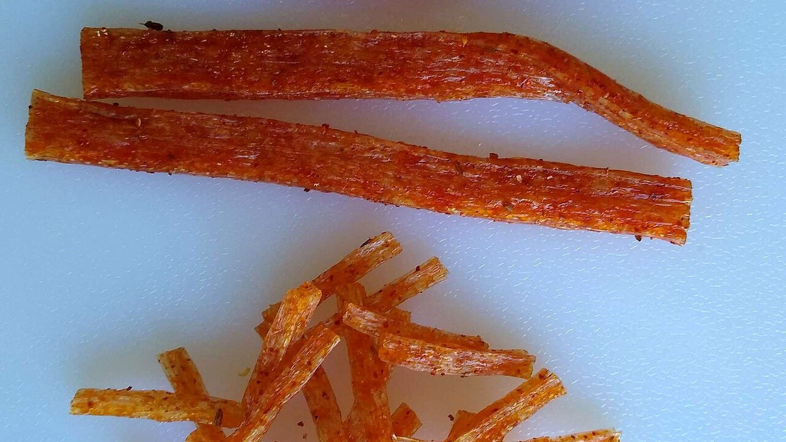 辣条的嚼劲是怎么形成的 正文中段配图：Finished latiao strips showing the final dense and elastic chew