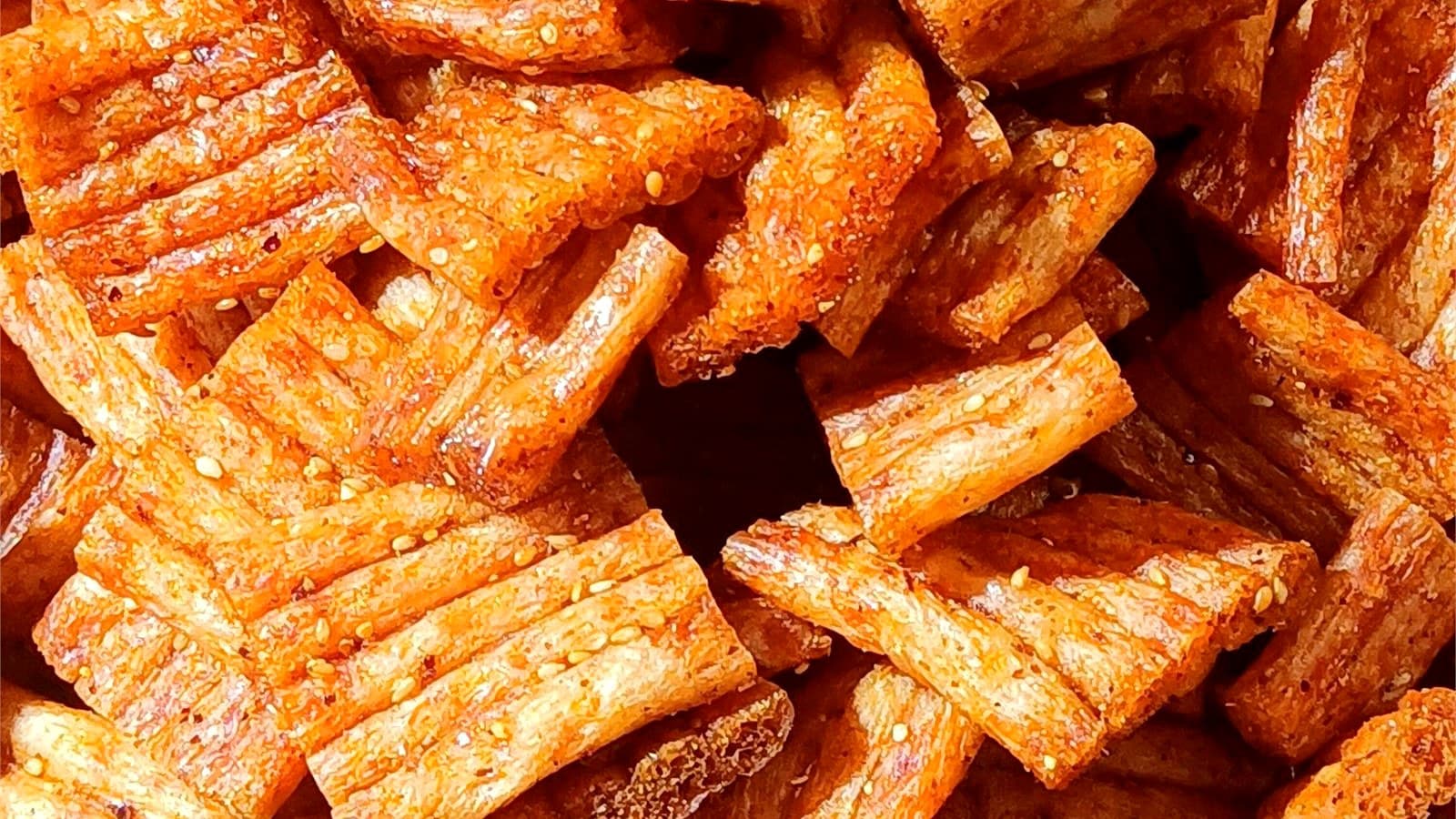 辣条的嚼劲是怎么形成的 正文后段配图：Ridged spicy strip pieces used to compare a firmer finished bite