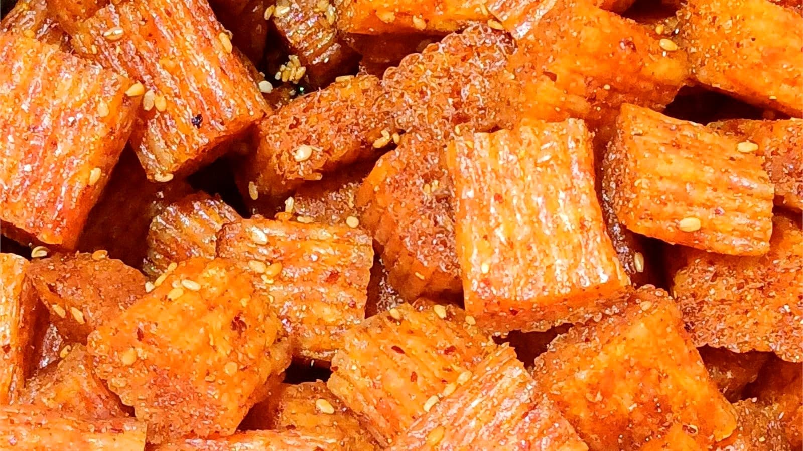 调味和油润感如何塑造辣条风味 正文后段配图：Finished spicy strip pieces used to compare seasoning coverage and gloss