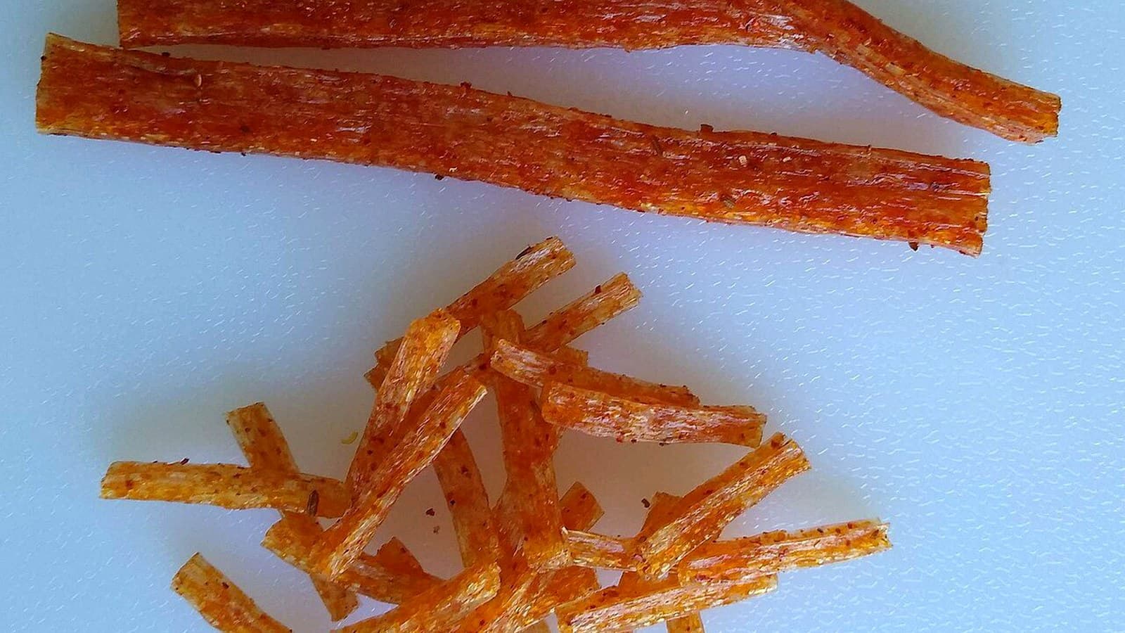 面粉类辣条怎么做：生产流程与设备常见产地 正文中段配图：Finished wheat-style latiao strips used to show the shape after seasoning and drying