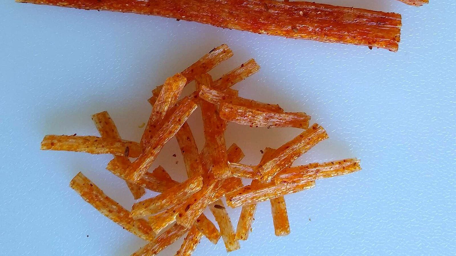 小麦型和豆制型辣条口感有什么不同 正文中段配图：Finished thin latiao strips used to show a classic wheat-based chew