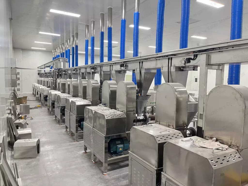 辣条主要原料解释：小麦、豆制品、辣椒油与标签线索 文章配图：辣条生产线中的不锈钢成型和挤压设备